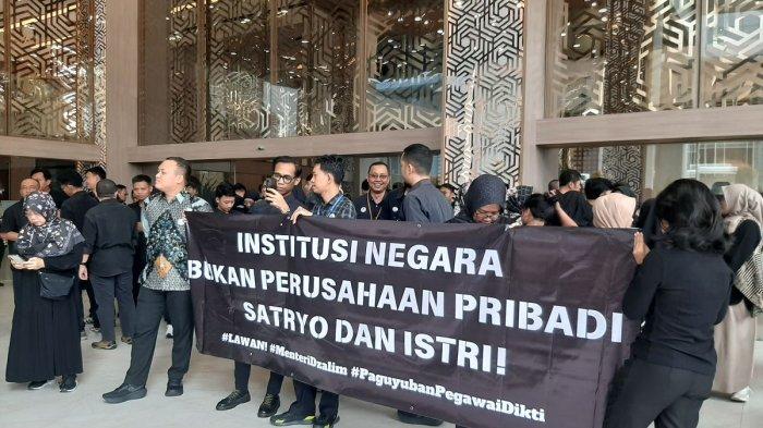 Puluhan pegawai Kementerian Pendidikan Tinggi, Sains, dan Teknologi (Kemendikti Saintek) melakukan aksi unjuk rasa di depan kantor Kemendikti Saintek, Kebayoran Baru, Jakarta Selatan pada Senin (20/1/2025).