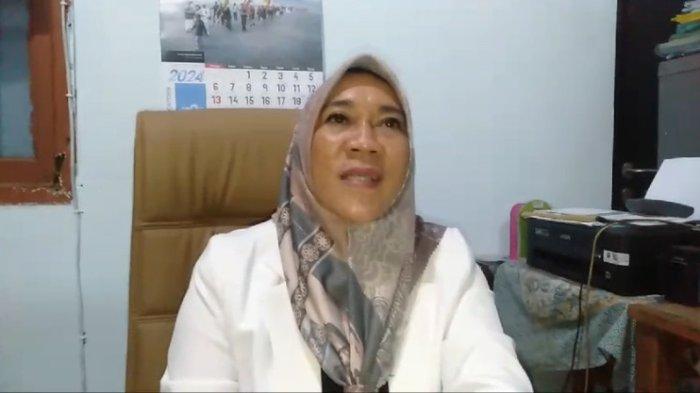 DEMO SEKOLAH - Kepala Sekolah (Kepsek) MAN 2 Kota Bekasi, Nina Indriana buka suara pasca didemo ratusan muridnya pada Senin (17/2/2025) kemarin. Ditemui awak media di MAN 2 Kota Bekasi, Kecamatan Mustika Jaya pada Selasa (18/2/2025) siang, Nina justru membantah perihal dugaan kepada dirinya yang tidak membayar gaji para pembina ekstrakurikuler.