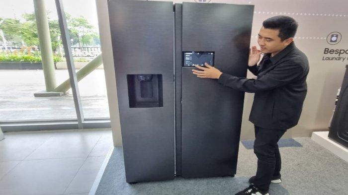 Demo unit kulkas Samsung Bespoke AI RS90 saat acara Samsung Bespoke AI Media Session 