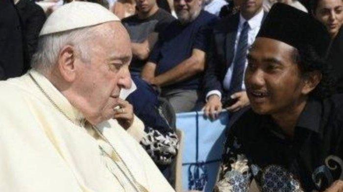 Deni Iskandar, anak pedagang kopi Tanah Abang ketika berada di Vatikan