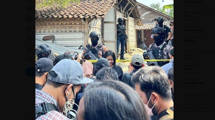 Densus 88 AT Polri menggeledah salah satu rumah pelaku jaringan teror Agus Muslim di Boyolali dan Sukoharjo. Agus Muslim adalah pelaku bom bunuh diri di Polsek Astana Anyar, Bandung 2022 lalu, yang dibantu secara aktif oleh istrinya untuk meledakkan diri.