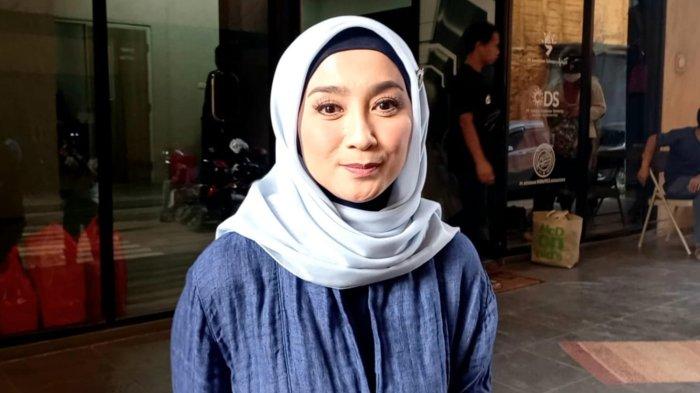 DESY RATNASARI DISINDIR - Aktris Desy Ratnasari memiliki kekhawatiran besar menjelang hari raya lebaran atau idul fitri. Hal itu diungkapkan Desy Ratnasari ketika ditemui di kawasan Mampang Prapatan, Jakarta Selatan, Rabu (12/4/2023).