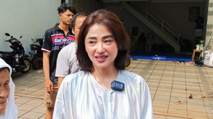Dewi Perssik Tidak Permasalahkan Aksi Panggung 'Gudang Garam Jaya