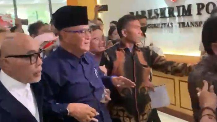 Dalam video yang dibagikan Facebook Wartakotalive.com terlihat Panji Gumilang dikawal sejumlah pria saat tiba di Bareskrim Polri pada Senin (3/7/2023).
