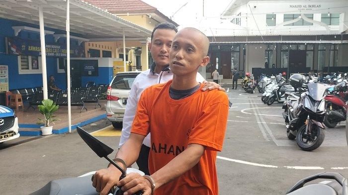 Dijambret, Bocah Perempuan Terseret Motor Demi Pertahankan HP, Ini Tampang Pelakunya. Pelaku penjambretan anak perempuan di Cilodong, Depok digiring ke Mapolres Metro Depok, Rabu (1/5/2024).