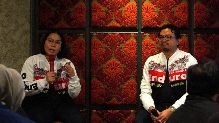 Direktur Penjualan dan Pemasaran PT Pertamina Lubricants (kiri) Sari Rachmi dan Wakil Presiden Penjualan dan Pemasaran Retail Otomotif Domestik PT Pertamina Lubricants Setyo Nugroho menjelaskan latar belakang memilih tim VR46 Racing Team MotoGP sebagai mitra dalam acara 