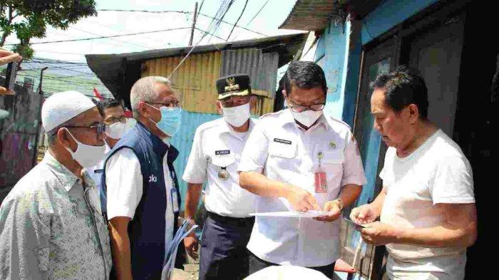 Disdukcapil DKI Jakarta saat memberikan layanan pada masyarakat.