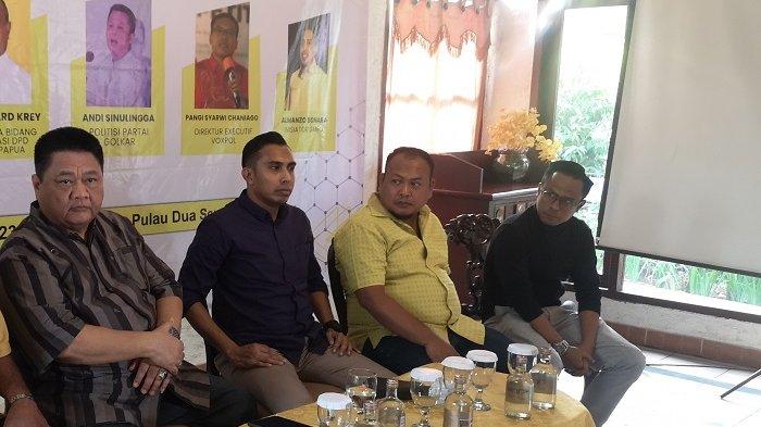 Insiator Generasi Muda Partai Golkar (GMPG) Almanzo Bonara (Kemeja Biru) saat menggelar konferensi pers pada Rabu (26/7/2023)