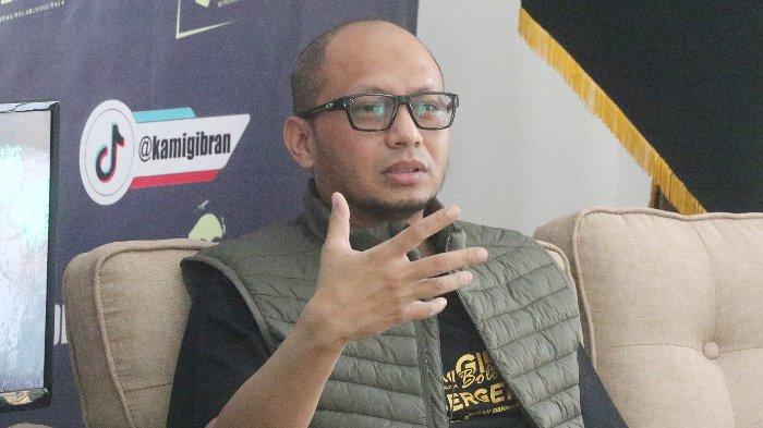 Ketua Umum KAMI GIBRAN  Jamalul Izza saat hadir dalam diskusi publik Kami Gibran di kawasan Hang Jebat IV, Kebayoran Baru, Jakarta Selatan, Selasa (10/10/2023). Sukarelawan Wali Kota Solo Gibran Rakabuming Raka yang tergabung dalam Kawan Militan (KAMI) Gibran melakukan diskusi dengan tema 'Sosok Pemimpin Muda Menuju Indonesia Emas. Menurut Izza bahwa usia bukan lagi jadi penghalang bagi kaum anak muda untuk menjadi pemimpin. Bahkan, inilah waktunya generasi muda untuk mengambil kesempatan.
