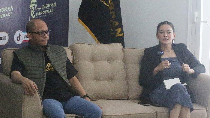 Pendiri Millenial untuk Pertahanan dan Keamanan (MAPAN) Ulta Levenia (kanan) dan Ketua Umum KAMI GIBRAN  Jamalul Izza (kiri) saat hadir dalam diskusi publik Kami Gibran di kawasan Hang Jebat IV, Kebayoran Baru, Jakarta Selatan, Selasa (10/10/2023). Sukarelawan Wali Kota Solo Gibran Rakabuming Raka yang tergabung dalam Kawan Militan (KAMI) Gibran melakukan diskusi dengan tema 'Sosok Pemimpin Muda Menuju Indonesia Emas. Menurut Jamalul Izza selaku Ketua Umum relawan Kami Gibran bahwa usia bukan lagi jadi penghalang bagi kaum anak muda untuk menjadi pemimpin. Bahkan, inilah waktunya generasi muda untuk mengambil kesempatan.