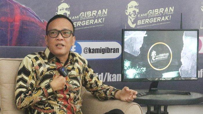Ketua Umum Prabowo Mania 08 Immanuel Ebenezer saat hadir dalam diskusi publik Kami Gibran di kawasan Hang Jebat IV, Kebayoran Baru, Jakarta Selatan, Selasa (10/10/2023). Sukarelawan Wali Kota Solo Gibran Rakabuming Raka yang tergabung dalam Kawan Militan (KAMI) Gibran melakukan diskusi dengan tema 'Sosok Pemimpin Muda Menuju Indonesia Emas. Menurut Jamalul Izza selaku Ketua Umum relawan Kami Gibran bahwa usia bukan lagi jadi penghalang bagi kaum anak muda untuk menjadi pemimpin. Bahkan, inilah waktunya generasi muda untuk mengambil kesempatan.