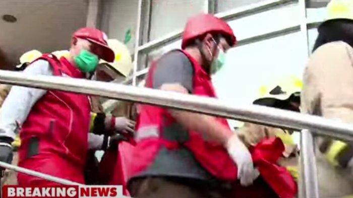 Dua jenazah korban tewas dalam kebakaran di di Glodok Plaza, Jakarta Barat, Rabu (15/1/2025) malam, akhirnya berhasil ditemukan, Kamis (16/1/2025). Kedua jenazah ditemukan petugas gabungan berada di lantai 8 Glodok Plaza yang terbakar.