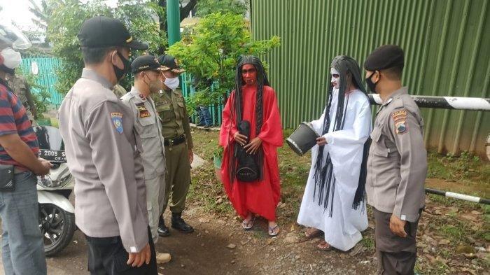 Dua orang berpakaian seperti hantu kuntilanak terjaring razia petugas Satpol PP Kota Pekalongan dan Sat Binmas Polres Pekalongan Kota