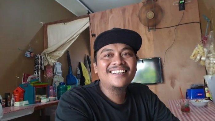 Edi Setiawan (35), pemilik Mie Ayam Coli viral, di Tanjung Duren, Jakarta Barat, menceritakan kisahnya jatuh bangun dari bangkrut sampai viral di media sosial
