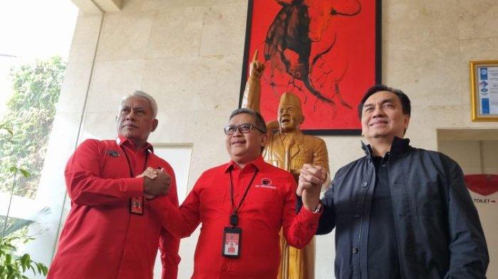 Ketua Bidang Kehormatan DPP PDI-P Komarudin Watubun (kiri), Sekjen PDI-P Hasto Kristiyanto (tengah) dan politisi PDI-P Effendi Simbolon (kanan) salam komando usai konferensi pers di Kantor DPP PDI-P, Jalan Diponegoro, Menteng, Jakarta Pusat, Senin (10/7/2023).