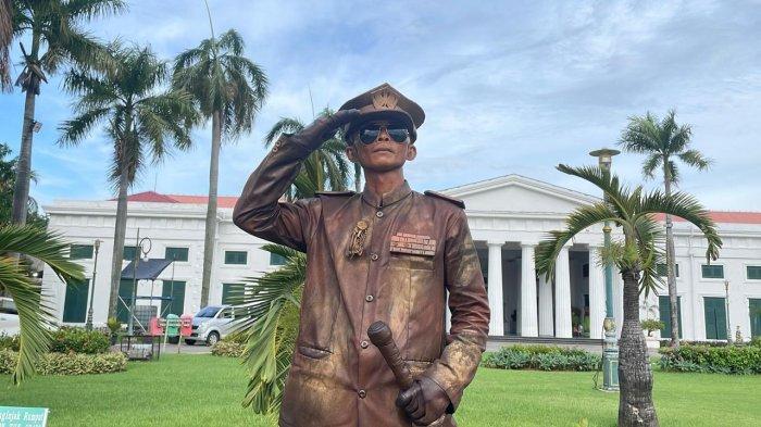 Eko (50) bercosplay sebagai Laksamana Maeda di kawasan Kota Tua, Jakarta Barat pada Jumat (27/12/2024).