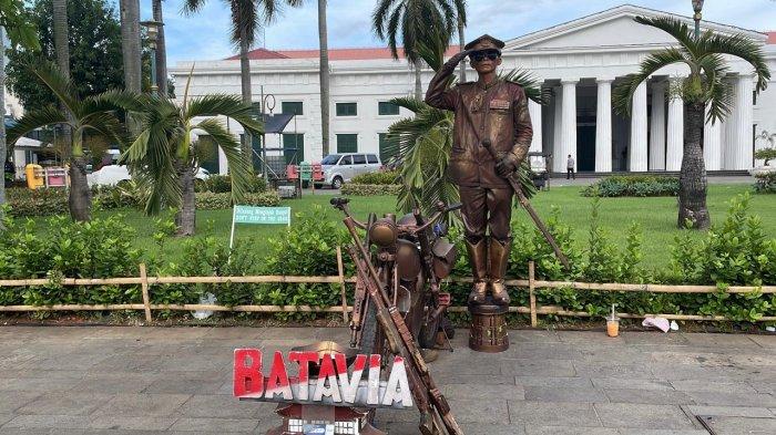 Eko (50) bercosplay sebagai Laksamana Maeda di kawasan Kota Tua, Jakarta Barat pada Jumat (27/12/2024). 