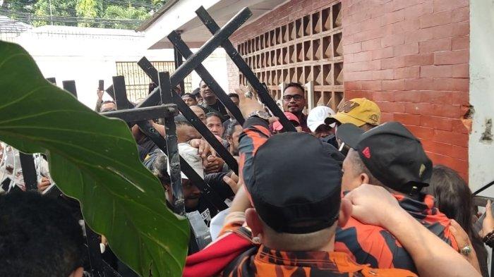 Suasana eksekusi rumah makan Sedjuk Bakmi dan Kopi Cilandak yang berlokasi di Jalan Lebak Bulus III/15 RT 08//04 Cilandak Barat, Cilandak, Jakarta Selatan pada Kamis (12/9/2024).