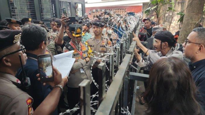 Suasana eksekusi rumah makan Sedjuk Bakmi dan Kopi Cilandak yang berlokasi di Jalan Lebak Bulus III/15 RT 08//04 Cilandak Barat, Cilandak, Jakarta Selatan pada Kamis (12/9/2024).