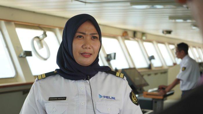 Endang Astuty (33), Mualim 2 di KM Kelud yang bertugas pada bagian navigasi, saat ditemui Sabtu (30/3/2024).