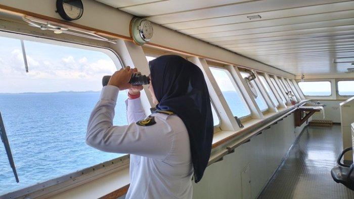 Endang Astuty (33), Mualim 2 di KM Kelud yang bertugas pada bagian navigasi, saat ditemui Sabtu (30/3/2024).