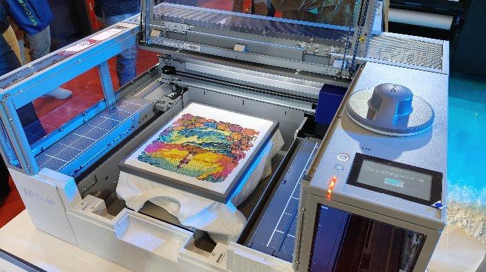 Proses cetak gambar pada kaos di Printer Epson SureColor SC-F1030. Epson SureColor SC-F1030 merupakan printer Direct-to-Garment (DTG) yang memungkinkan pencetakan langsung pada pakaian dan aksesori, seperti t-shirt, tote bag, dan barang-barang lain dengan desain personal yang unik. 