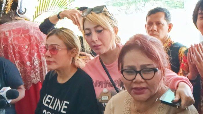 Eva Manurung dan Febby Carol, ibu dan kakak Virgoun, terlihat menemui mantan suami Inara Rusli itu di tahanan Polres Metro Jakarta Barat, Jalan Daan Mogot, Jakarta Barat, Jumat (21/6/2024). Virgoun ditahan setelah ditangkap polisi dari Satuan Reserse Narkoba Polres Metro Jakarta Barat, Kamis (20/6/2024) dini hari.