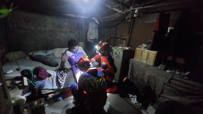 Petugas Damkar menyelamatkan seorang pria di Bekasi