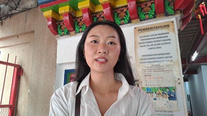 Evita (27), saat di Vihara Dharma Bhakti, Kamis (23/5/2024).