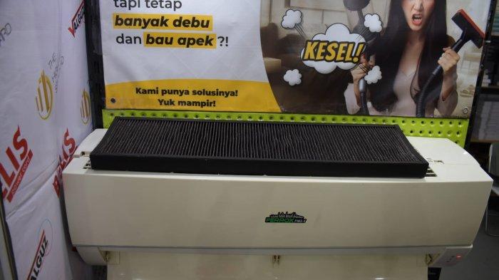 e-Marketing Manager PT Primes Asia, Andy Hasten memperagakan cara pasang Ferrox filter AC Universal saat peluncuran Ferrox filter AC di GIIAS 2024, Senin (22/7/2024). Ferrox filter AC Universal merupakan produk filter untuk membersihkan udara yang bisa dipasang di perangkat AC di rumah.