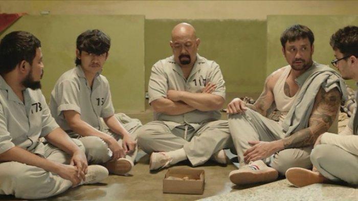 Aktor Indro Warkop (tengah) bersama Rigen Rakelna, Indra Jegel, Tora Sudiro dan Bryan Domani di film 2nd Miracle in Cell No 7. Film 2nd Miracle in Cell No 7 menghadirkan pengalaman sinematik yang mengharukan dan melampaui ekspektasi. Film ini tayang di seluruh bioskop Indonesia mulai Rabu (25/12/2024).