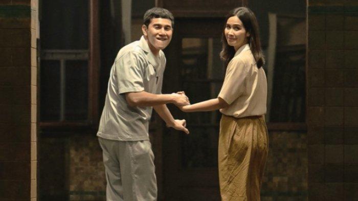 Aktor Vino Bastian dan Marsha Timothy di film 2nd Miracle in Cell No 7. Film 2nd Miracle in Cell No 7 menghadirkan pengalaman sinematik yang mengharukan dan melampaui ekspektasi. Film ini tayang di seluruh bioskop Indonesia mulai Rabu (25/12/2024).
