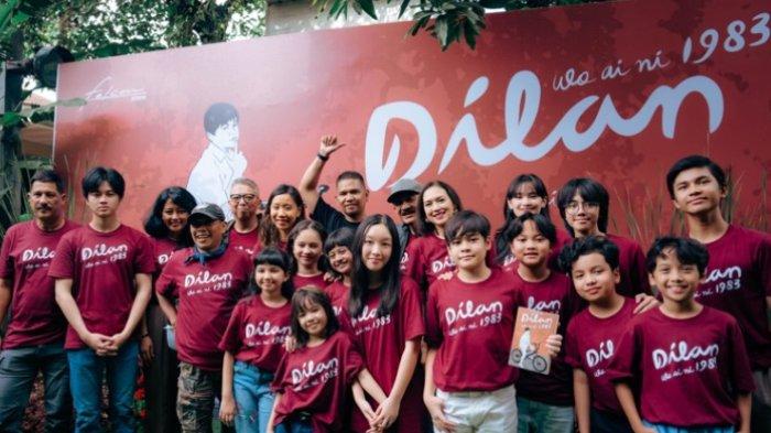 Para bintang film Dilan 1983: Wo Ai Ni di Falcon Pictures, Jalan Duren Tiga, Jakarta Selatan, Sabtu (27/1/2024). Rumah Produksi Falcon Pictures menghadirkan seri terbaru film Dilan yang berjudul Dilan 1983: Wo Ai Ni. Film yang menceritakan kisah Dilan saat duduk di sekolah dasar ini disutradarai Fajar Bustomi dan skenario tulisan Pidi Baiq dan Alim Sudio.