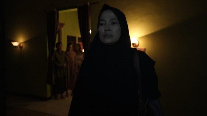 Rumah produksi Visual Media Studio (VMS) merilis cuplikan pertama film Pemandi Jenazah di akun media sosial, Sabtu (30/12/2023). Film Pemandi Jenazah yang diangkat dari kisah nyata ini merupakan film perdana hasil kolaborasi apik Hadrah Daeng Ratu dan Lele Laila.