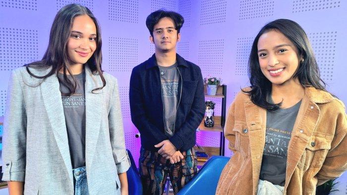 FILM PEMBANTAIAN DUKUN SANTET - Mencekam, film Pembantaian Dukun Santet yang dibintangi Kevin Ardilova, Aurora Ribero (kiri) hingga Kaneishia Yusuf (kanan) tayang di bioskop mulai 8 Mei 2025. Kevin Ardilova, Aurora Ribero dan Kaneisha Yusuf saat berbincang di Redaksi Warta Kota, Palmerah, Jakarta Pusat, Selasa 15 April 2025.