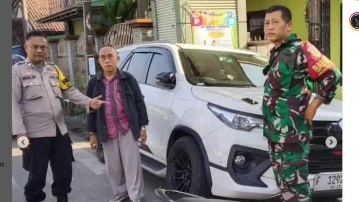 Viral di media sosial (medsos) video soal adanya mobil Fortuner yang diparkir di depan pintu gerbang masuk SMPN 1 Cibinong, Kabupaten Bogor, Kamis (11/7/2024). Mobil Fortuner putih nopol F 1292 XXX itu menghalangi pintu gerbang sehingga menutup akses jalan keluar masuk SMPN 1 Cibinong. Akibatnya kendaraan guru maupun ortu siswa lainnya tidak bisa masuk dan keluar SMPN 1 Cibinong. Hal ini dilakukan ortu karena kesal anaknya tak lolos PPDB.