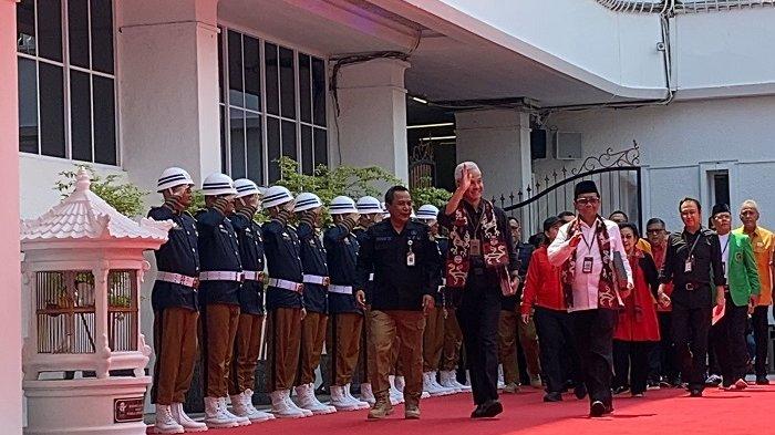 Pasangan bakal capres dan cawapres Ganjar Pranowo-Mahfud MD tiba di Gedung KPU RI, Jakarta, Kamis (19/10/2023) siang.