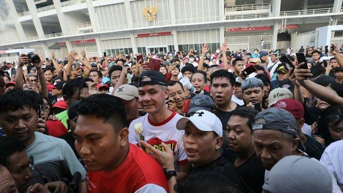 Calon presiden dari PDIP, Ganjar Pranowo, disambut antusias ribuan warga Jakarta saat jogging di Gelora Bung Karno (GBK), Minggu (30/4/2023) pagi. Ganjar berpesan agar para simpatisan tidak menyakiti orang lain, jangan bully orang lain, dan salurkan energi yang positif.