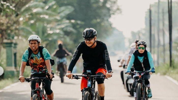 Ganjar Pranowo main sepeda di tengah penetapan pemenang Pilpres 2024