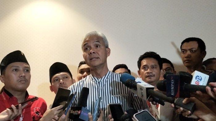 Bakal calon presiden (capres) dari PDI-P, Ganjar Pranowo merespons perihal adanya pencopotan baliho atau spanduk bergambar dirinya di Muara Teweh, Barito Utara, Kalimantan Tengah. Menurutnya jika pemasangan spanduk melanggar dirinya ikhlas, namun jika tidak akan dipertanyakan.