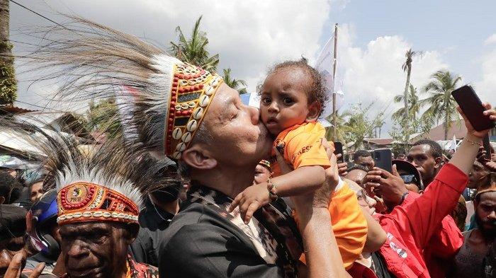 Calon Presiden (Capres) Ganjar Pranowo disambut tarian dan nyanyian khas Papua ketika berkunjung dan menyerap aspirasi masyarakat di daerah Inanwatan, Matemani, Kais, dan Kokoda (Imekko), Kota Sorong, Papua Barat Daya, Senin (20/11/2023).