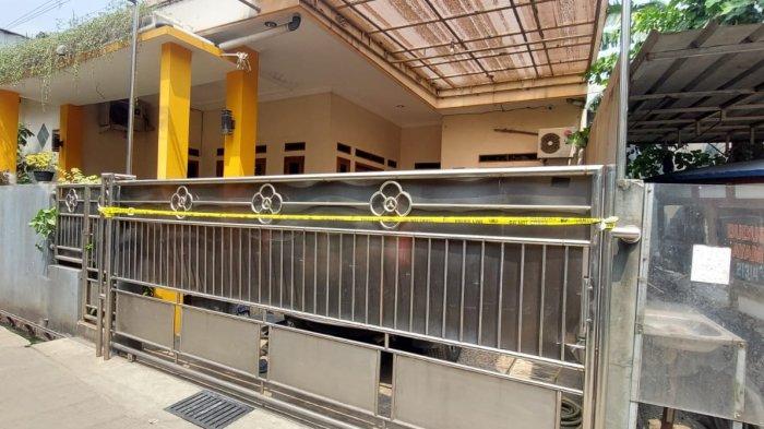 Garis polisi masih terpasang di TKP pembunuhan ibu oleh anak di Jalan Takong RT 03/RW 05 Sukamaju Baru, Tapos, Kota Depok, Jawa Barat pada Jumat (11/8/2023) siang.