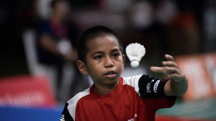Pebulu tangkis asal Asmat, Papua, Gavriel Aldrich Alharon Labatar saat tampil di Audisi Umum PB Djarum 2023, Rabu (5/7/2023). Gavriel kembali mencoba peruntungan untuk menjadi atlet binaan PB Djarum. Di Audisi Umum tahun 2022, ia berhasil meraih Super Tiket dan masuk ke tahap karantina. Namun langkahnya terhenti dan belum berkesempatan bergabung dengan klub PB Djarum.