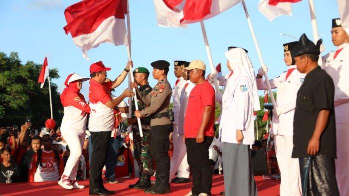 Mendagri Muhammad Tito Karnavian pada acara Gelaran Nasional Pembagian 10 Juta Bendera Merah Putih yang dipusatkan di Lapangan Hitam, Kawasan Tanjung Bira, Bulukumba, Sulawesi Selatan, Jumat (11/8/2023).