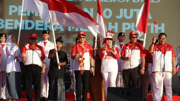 Mendagri Muhammad Tito Karnavian pada acara Gelaran Nasional Pembagian 10 Juta Bendera Merah Putih yang dipusatkan di Lapangan Hitam, Kawasan Tanjung Bira, Bulukumba, Sulawesi Selatan, Jumat (11/8/2023).