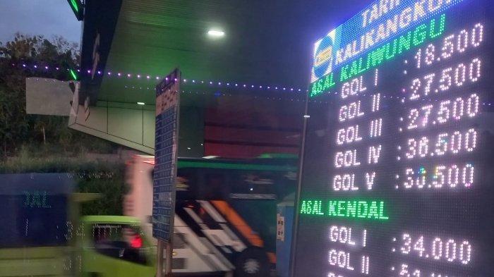 Gerbang Tol Kalikangkung di ruas tol Transjawa di Kota Semarang.