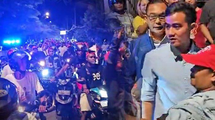 Calon wakil presiden nomor urut 2 Gibran Rakabuming Raka tiba di Kupang, NTT, Jumat (29/12/2023). Kedatangan Gibran mendapat sambutan luar biasa dari kader partai koalisi, relawan dan elite Tim Kampanye Daerah (TKD) Kupang.