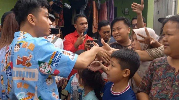 Gibran Rakabuming dan Selvi Ananda blusukan di Kota Tangerang bagikan susu dan buku, Senin (4/12/2023)