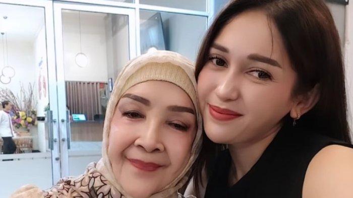 Givri TaJ (kanan) dikenal sebagai pedangdut jebolan Kontes Dangdut Indonesia (KDI) tahun 2009. Ferry Irawan mengunggah foto ibunya sedang berpose bersama Givri TaJ di akun media sosialnya, Selasa (7/5/2024).