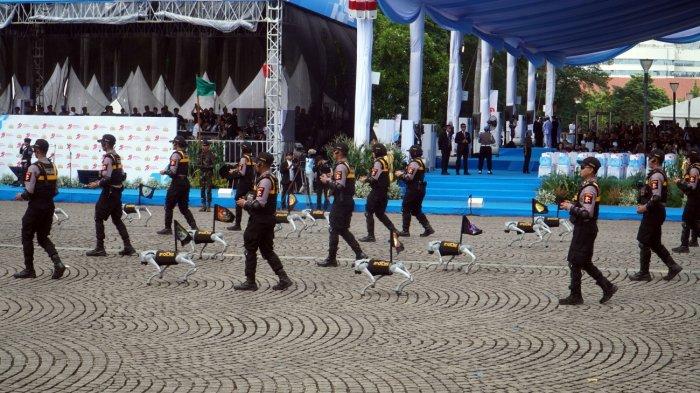 HUT BHAYANGKARA - Timsus Robotik Presisi Badan Pemelihara Keamanan (Baharkam) Polri mengoperasikan robot polisi (Humanoid) dan anjing pintar (I-K9) saat melakukan defile pada upacara HUT ke-79 Bhayangkara di kawasan Monumen Nasional (Monas), Gambir, Jakarta Pusat, Selasa (1/7/2025). Pada HUT ke-79 Bhayangkara, Polri menampilkan 10 unit robot humanoid, 10 unit robot anjing pintar (i-K9), 2 unit robot tank, 2 unit robot ROPI (Rescue & Observation Patrol Intelligence) dan 1 unit drone pertanian. 